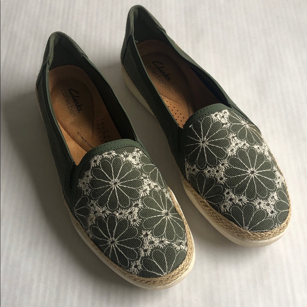 Clarks Elaina Harbor Canvas Loafers Pine Green w. White Embroidery Size 10